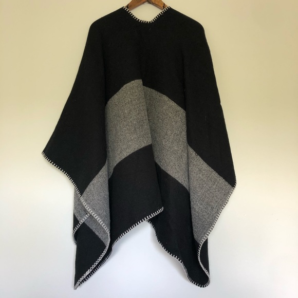 Grey and black cape sweater - Picture 2 of 5